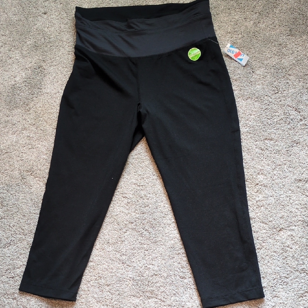 NWT Old Navy Black Workout Capri/Cropped Leggings Size Medium